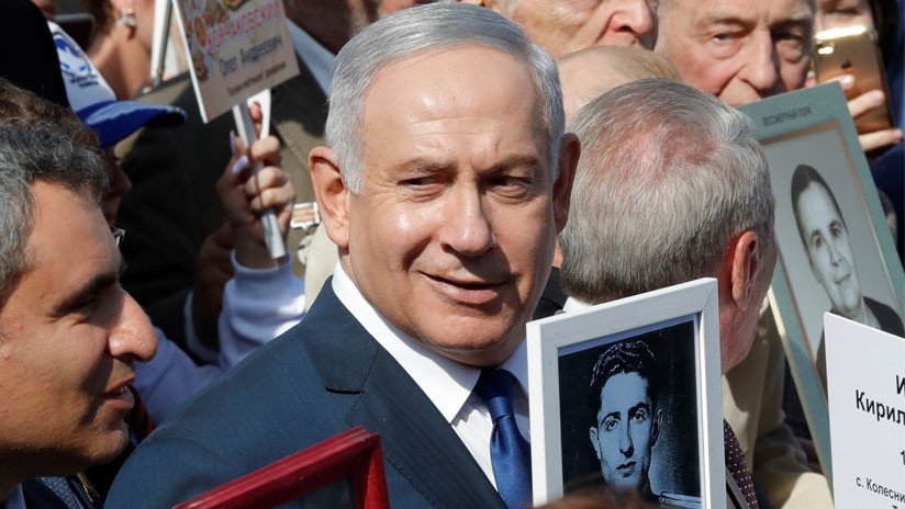 Netanyahu lleva la foto de un héroe soviético de la II Guerra Mundial en la marcha en Moscú