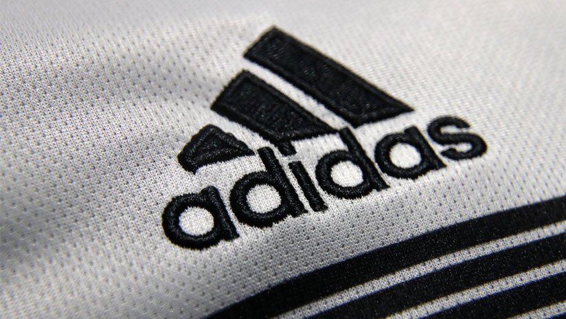 Adidas retira la ropa con símbolos soviéticos de su tienda en línea tras críticas internacionales