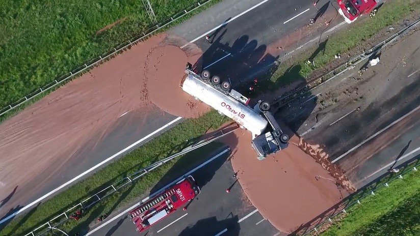 VIDEO: Accidente de un camión deja una 'deliciosa' carretera de chocolate en Polonia