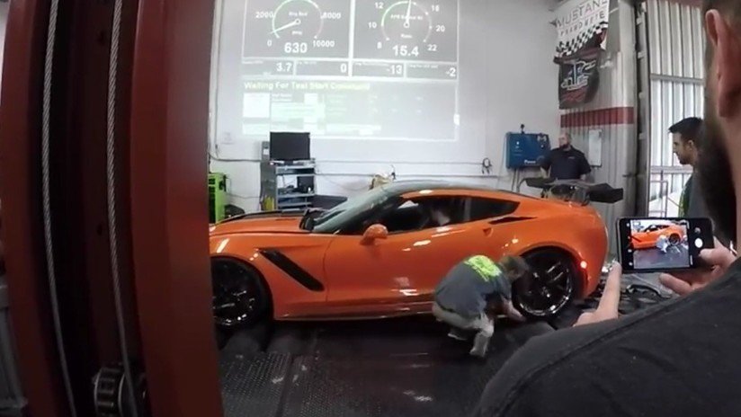 "Se descuidó un poco": Limpia neumáticos de un Corvette y acaba con un brazo bajo la rueda (VIDEO)
