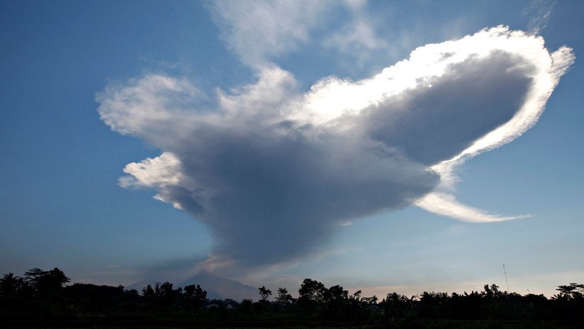 FOTOS, VIDEO: Volcán entra en erupción causando el caos y afectando al tráfico aéreo en Indonesia