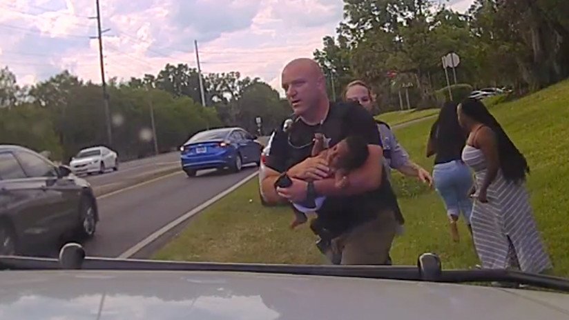 VIDEO: Un policía salva a un bebé que dejó de respirar en el coche de su madre