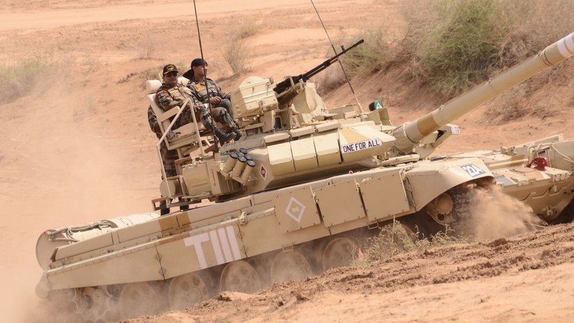 FOTO: Militares indios transforman con dos sillas un Tanque T-90 en punto de mando improvisado