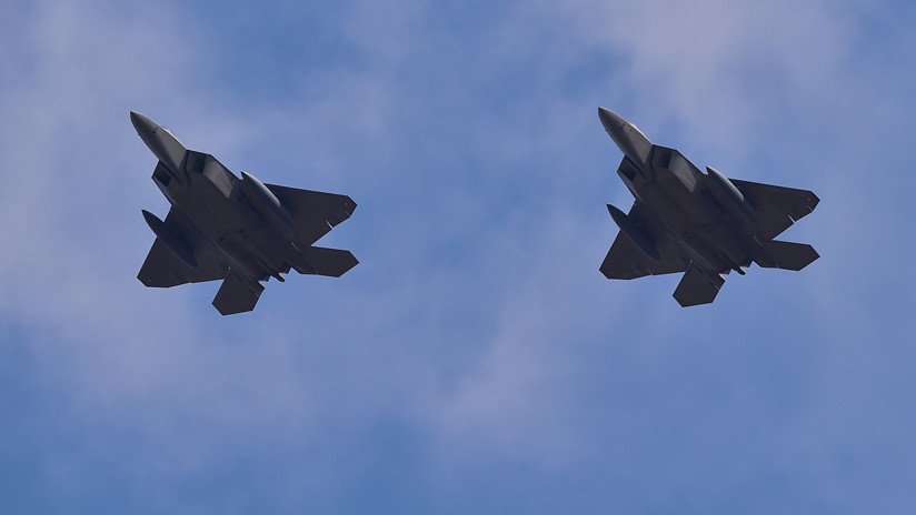 Cazas F-22 de EE.UU. escoltan a aviones rusos que realizaban vuelos programados