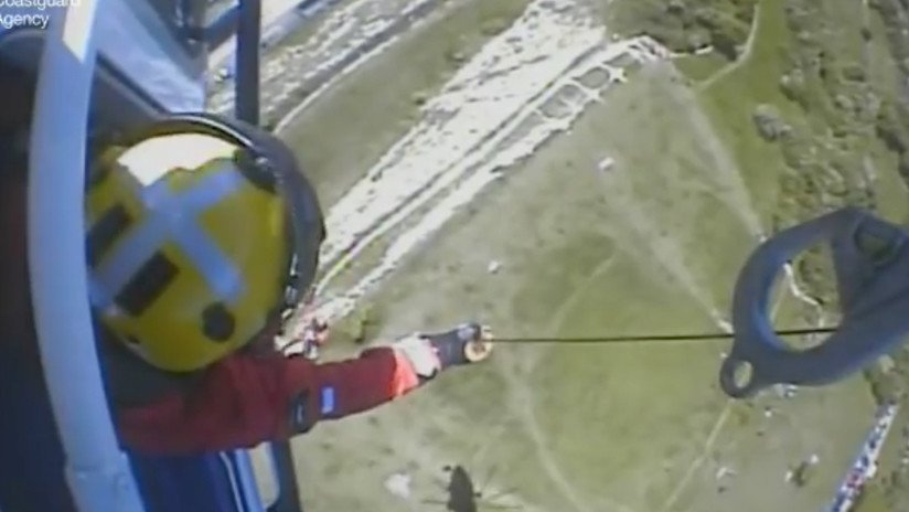 "Agarrado de las uñas": Rescatan a un niño de 13 años a punto de caer de un acantilado (VIDEO)
