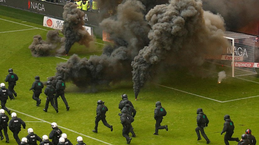 Bengalas y humo: Hinchas provocan disturbios porque el Hamburgo desciende en la Bundesliga (VIDEOS)