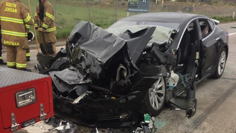 FOTO: Un Tesla protagoniza un nuevo accidente en EE.UU. al estrellarse contra un camión de bomberos