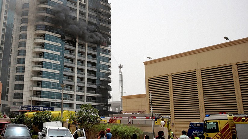 Un edificio residencial se incendia en Dubái (VIDEOS)