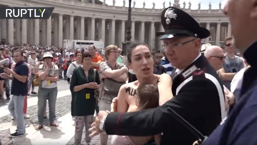 VIDEO: Activista de FEMEN amamanta a su bebé en una protesta anticatólica