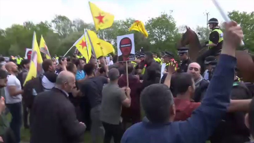 VIDEO: Activistas kurdos intentan bloquear una carretera a Erdogan durante su visita en Reino Unido