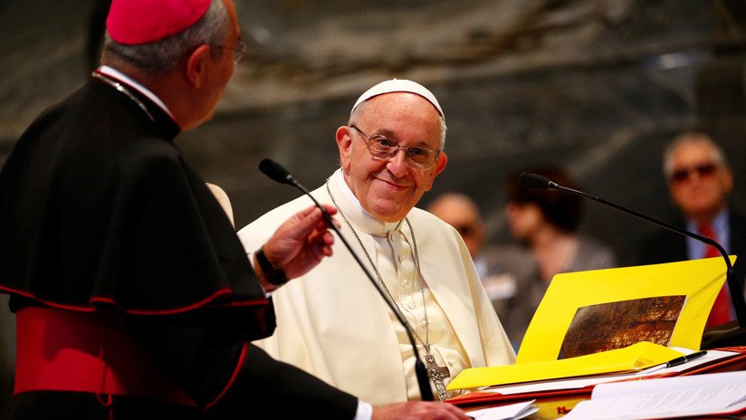 La verdadera historia de la 'inquietante' foto del papa Francisco que se hizo 'meme' (FOTOS)