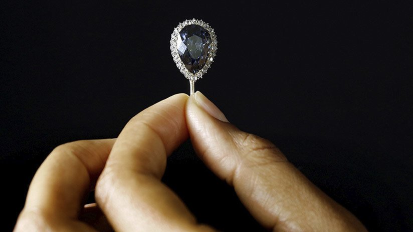 300 años de historia real: Venden en subasta el diamante azul de Isabel de Farnesio  (FOTO, VIDEO)