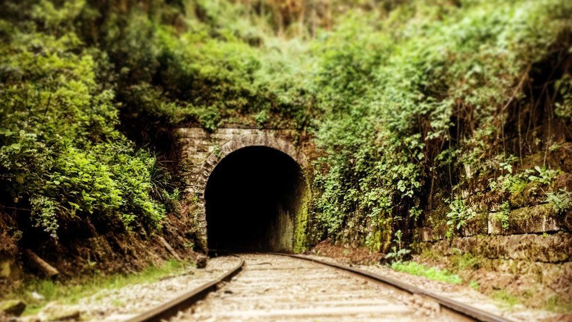VIDEO: El dramático instante en que dos ciclistas evitan ser arrollados por un tren en un túnel