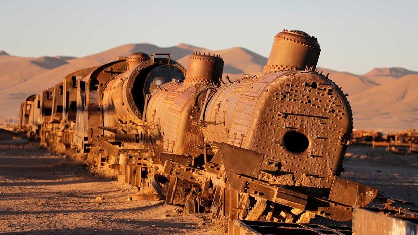 Museo de una historia descarrilada: El cementerio de trenes abandonados de Uyuni en Bolivia