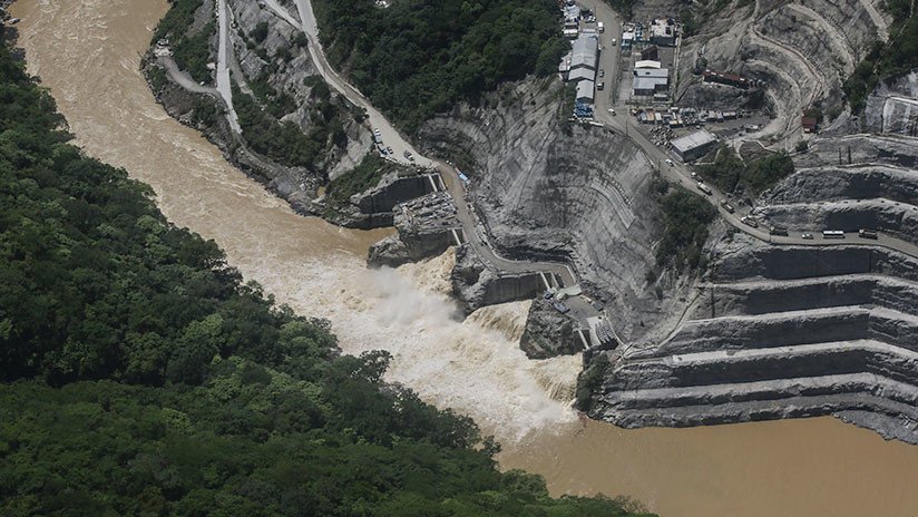 VIDEO: Un obrero colombiano se salva por los pelos de una ola gigantesca del río Cauca 