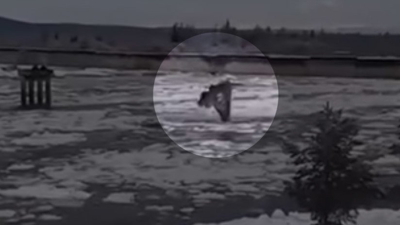 VIDEO: Bloques de hielo en un río destruyen el puente más peligroso de Rusia