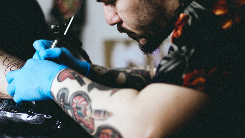 ¿Cambiar de tatuaje o de nombre? La increíble historia de una madre sueca para enmendar un error