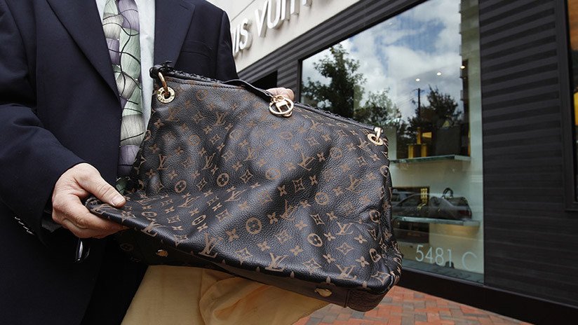 "Nunca tendrás mi Louis Vuitton": se niega a darle su bolso a un ladrón armado y sobrevive (VIDEO)