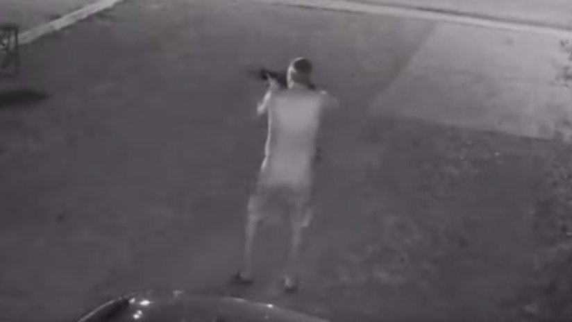 VIDEO 18+: Un hombre desnudo dispara contra la Policía durante una hora