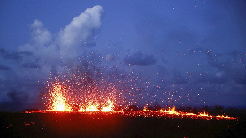 Hawái: El volcán Kilauea lanza una columna de cenizas tras una erupción en la cima