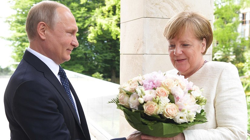 Merkel se reúne con Putin ante la creciente tensión entre EE.UU. y la UE