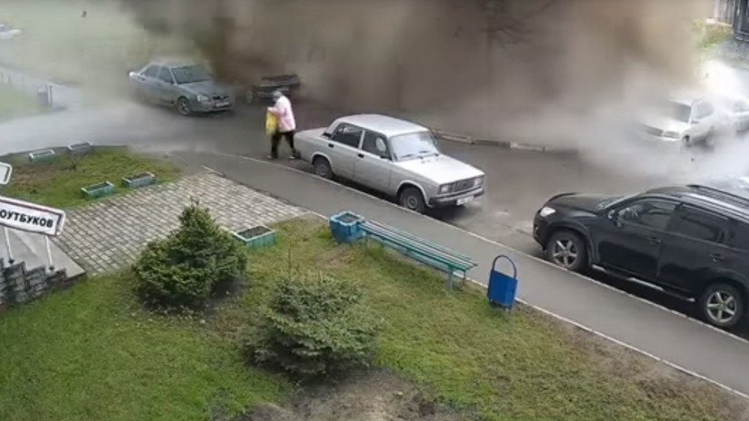 VIDEO: Un violento 'géiser' de agua sucia irrumpe de una alcantarilla y cae sobre una anciana rusa