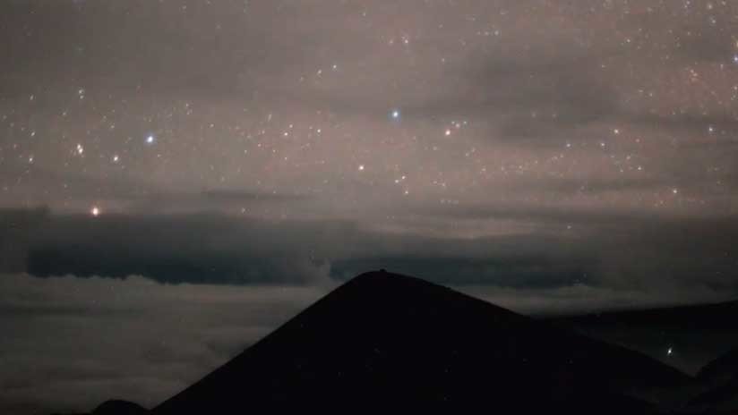La erupción del volcán Kilauea bajo el cielo estrellado de Hawái, en un hipnótico video 'timelapse'
