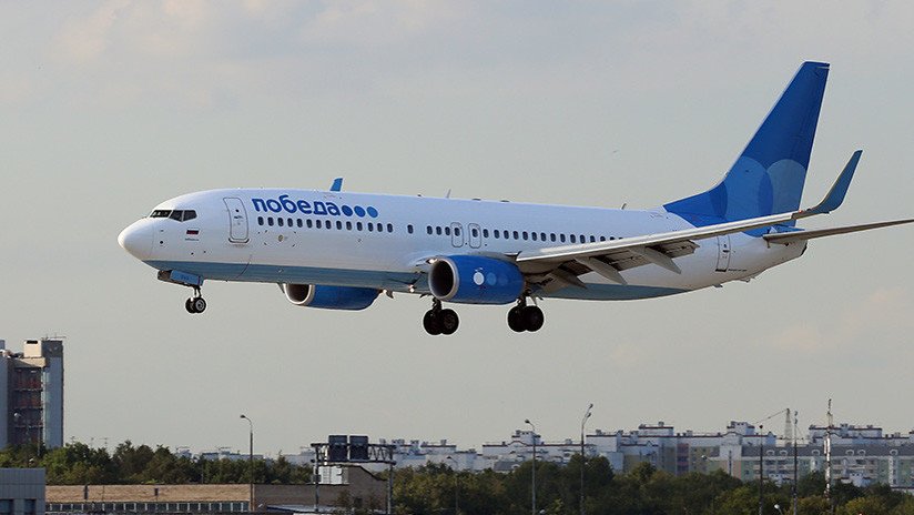 Un Boeing 737 de una aerolínea rusa, obligado a volver a Moscú por fallo del motor