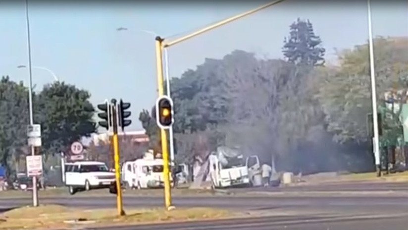 VIDEOS: Atracan con explosivos y fusiles de asalto dos furgonetas llenas de dinero en Sudáfrica