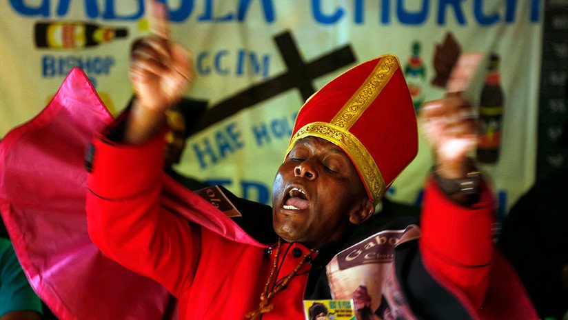 La iglesia africana de borrachos que celebra misas en bares y bautiza con cerveza