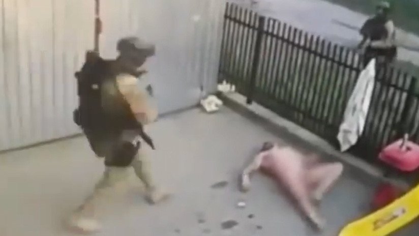 VIDEO: Intenta escapar de la Policía, salta desnudo por la ventana y cae en manos de los oficiales