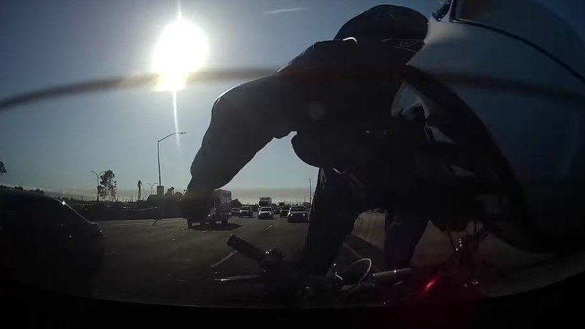 VIDEO: Un motociclista distraído choca a toda velocidad con un coche y sale disparado por los aires