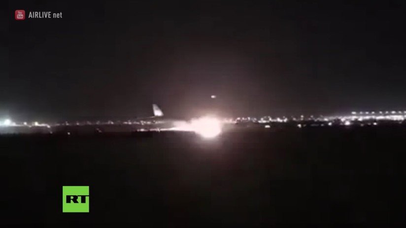 Aterrizaje en llamas: Un avión con 140 pasajeros se arrastra con su morro por la pista (VIDEO)