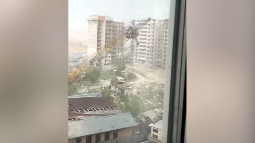 VIDEO: Inesperada tormenta derriba una grúa en una urbanización en construcción