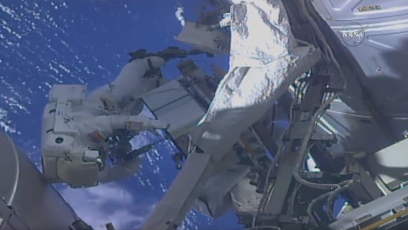 VIDEO: Astronauta de la NASA sale al espacio y se acuerda de que olvidó poner la memoria en su GoPro