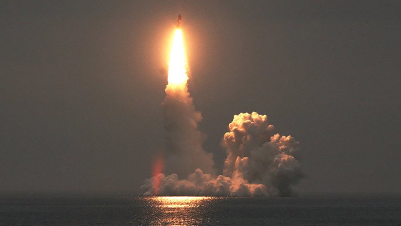 El submarino nuclear Yuri Dolgoruki lanza por primera vez 4 misiles balísticos Bulavá desde el agua