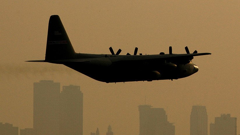 VIDEO: Un gigantesco avión de transporte militar sobrevuela cabezas a pocos metros