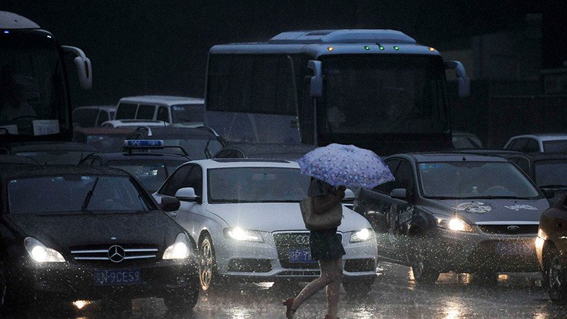 VIDEO: Un policía regula el tráfico descalzo bajo un aguacero en China