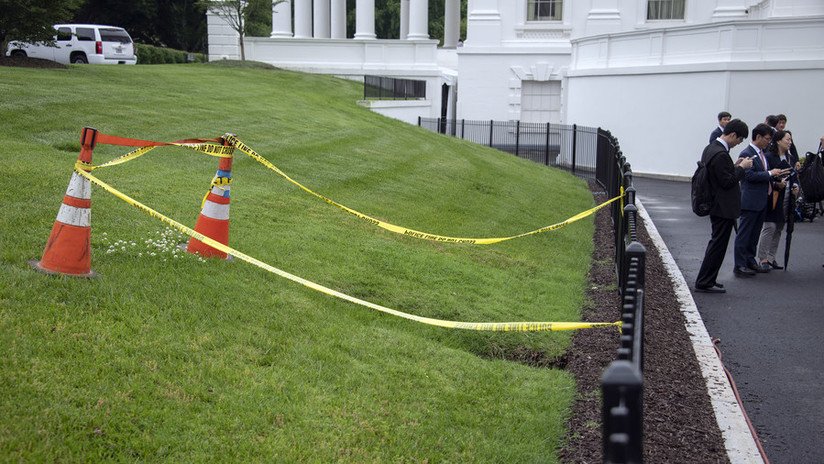 "Obra de Satán": Se abre un agujero en el césped de la Casa Blanca (FOTOS)