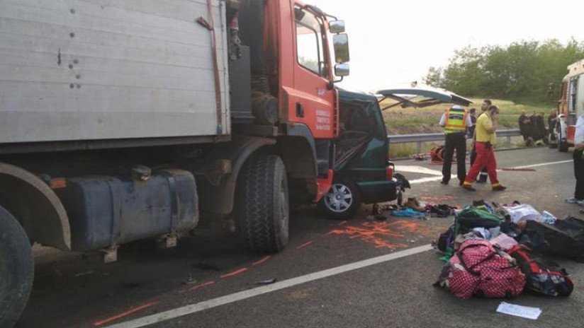 FUERTES VIDEOS: Un chófer de bus transmite su propia muerte al chocar con un camión