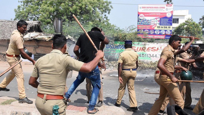 VIDEO: Policía india usa rifles de asalto para dispersar protestas que dejan ya más de diez muertos