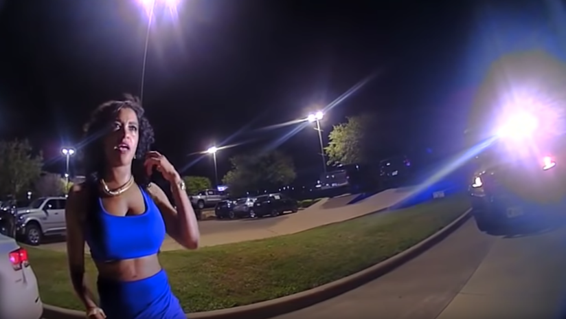 Una mujer alega que un policía la violó, pero la cámara del agente muestra algo muy distinto (VIDEO)