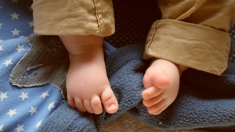 Empleados de una guardería hieren a una bebé al pegarle sus zapatos a los pies con cinta adhesiva