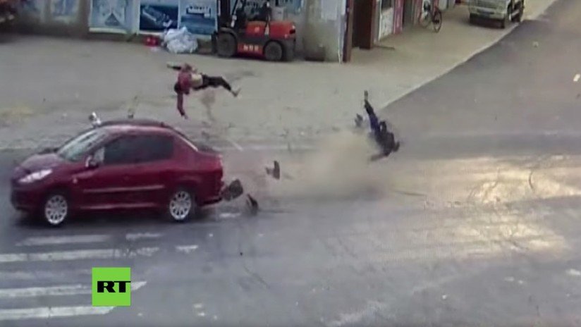 FUERTE VIDEO: Un coche embiste un ciclomotor y arroja a una mujer a 10 metros de distancia