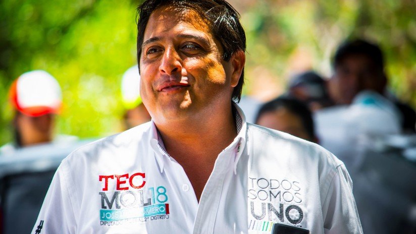 Calor de campaña: Candidato a diputado baila y besa a un burro en México en busca de votos (VIDEO)