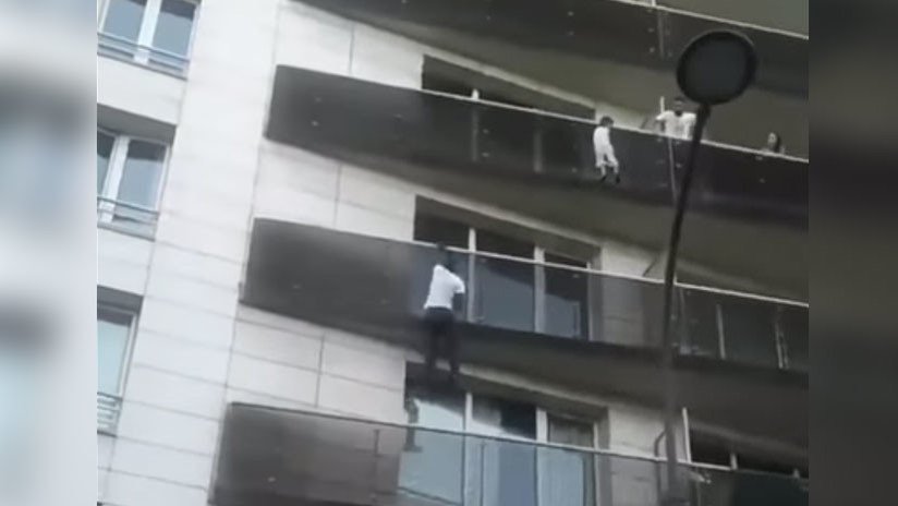 VIDEO: 'Spiderman' africano escala una fachada hasta un cuarto piso para rescatar a un niño en París