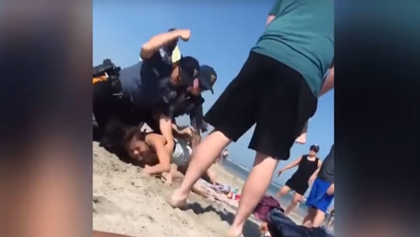 FUERTE VIDEO: Agente de Policía golpea en la cabeza a una joven durante un arresto en la playa
