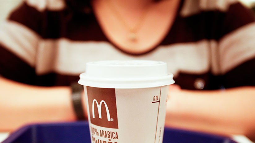 VIDEO: Le arroja café caliente en la cara a una empleada de McDonald's