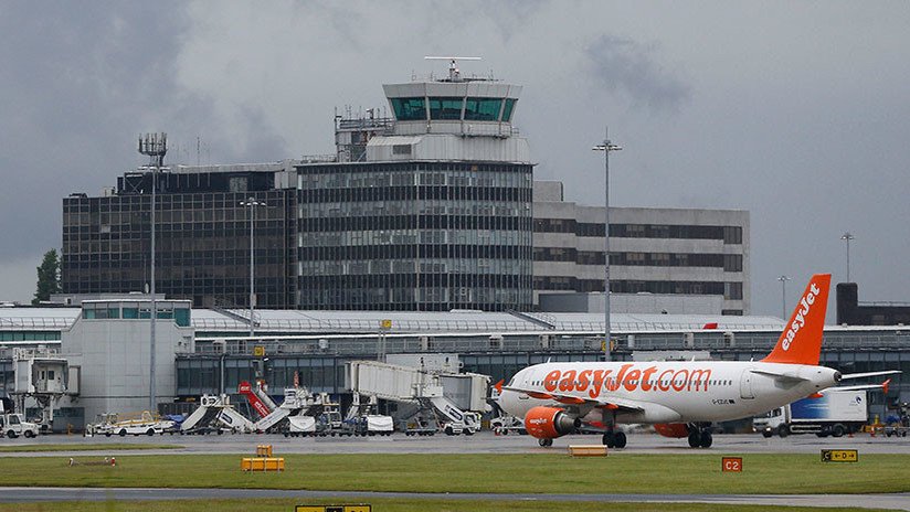 FOTOS: Evacúan el aeropuerto de Manchester por un "fuerte ruido" en el primer piso