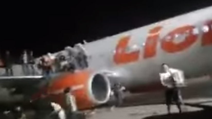 VIDEO: Bromea con que lleva una bomba a bordo de un avión y causa 11 heridos